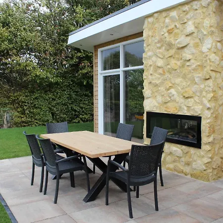 In With Outdoor Fireplace 베멜렌